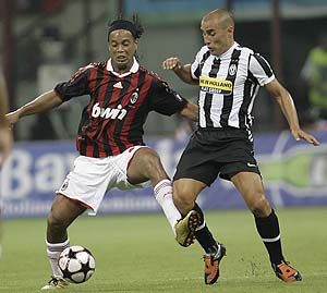Cannavaro y Ronaldinho pelan por un baln en un partido de la Liga italiana. (Foto: AP)