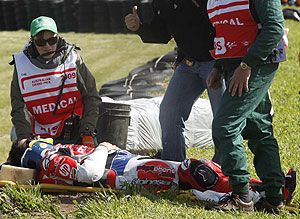 El piloto espaol, Hctor Barber, es atendido tras su caida. (Foto: Reuters)