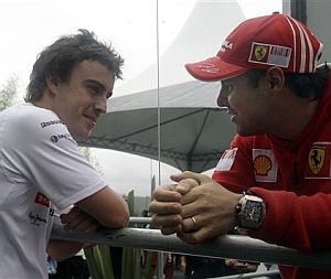 Alonso y Massa se encontraron en el circuito de Interlagos. (Foto: AP)
