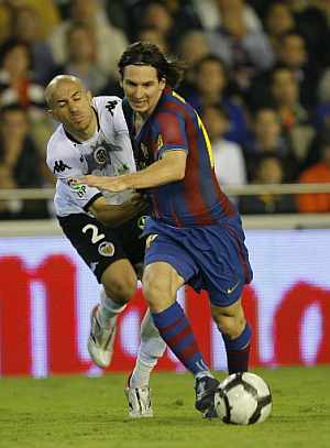 Leo Messi lucha por el baln con Bruno. (EFE)