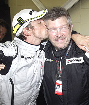 Jenson Button da un beso a Ross Brawn. (Foto: Reuters)