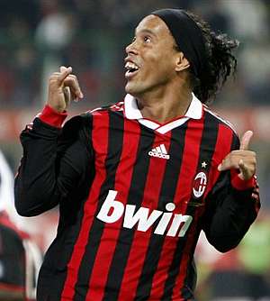 Ronaldinho, durante su partido ante el Roma. (Foto: AP)