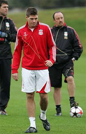 Steven Gerrard, en un entrenamiento. (Foto: AP)
