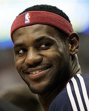 LeBron James sonríe en un partido de pretemporada, el sábado pasado. (AP)