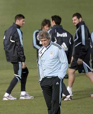 Manuel Pellegrini, este mircoles, durante el entrenamiento de Real Madrid. (EFE)