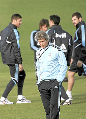 Manuel Pellegrini, durante el entrenamiento del equipo. (Foto: EFE)