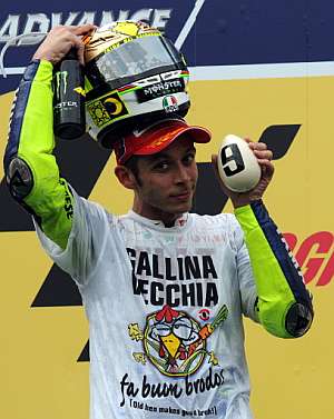Valentino Rossi celebra el noveno ttulo con su particular 'show' en el podio. (AFP)