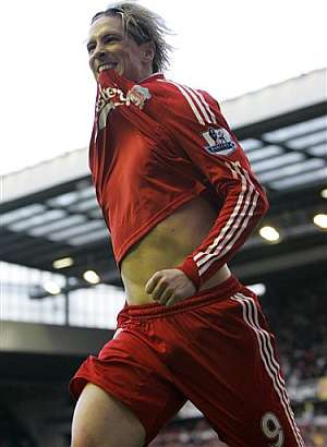 Torres celebra el 1-0 en Anfield. (Foto: AP)