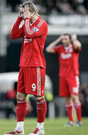 Torres, taciturno tras un gol del Fulham. (EFE)