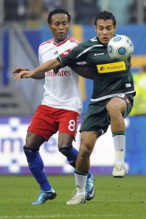 Arango controla la pelota vigilado por Z Roberto. El venezolano fue clave en el triunfo del 'Gladbach' en Hamburgo. (AFP)