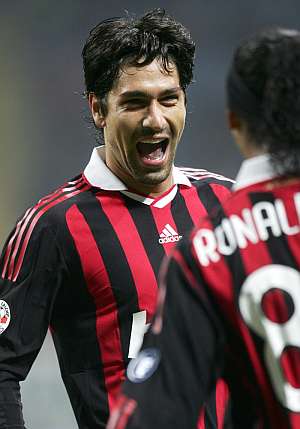 Borriello celebra un gol con Ronaldinho. (EFE)