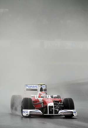El Toyota de Jarno Trulli, durante el GP Japón. (Foto: EFE)