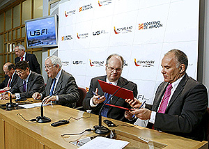 Los dirigentes den US F1 y representantes del Gobierno de Aragn, durante la firma del acuerdo (Foto: EFE)