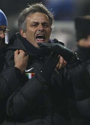 Mourinho eufrico tras el gol que da la victoria al Inter en 'Champions' sobre el Kiev. (FOTO: AP)