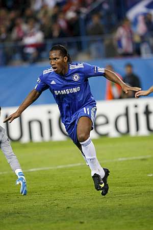 Drogba, jugador del Chelsea, celebra su gol ante el Atleti en 'Champions'. (FOTO: EFE)