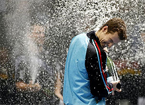 Andy Murray, rociado de champn tras ganar en Valencia. (AFP)