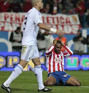 Sinama Pongolle se lamenta ante Pepe. (AFP)