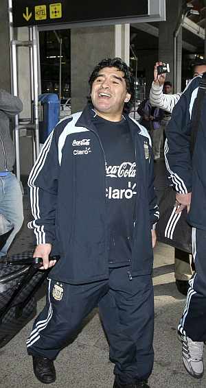 Maradona, este lunes en el aeropuerto Madrid-Barajas. (EFE)