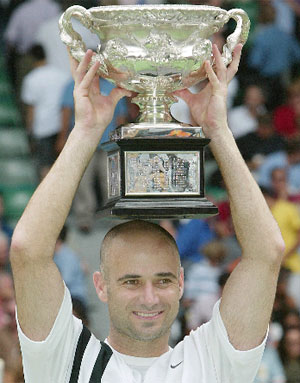 Agassi levanta el trofeo que le acredita como vencedor del Open de Australia en 2003. (FOTO: AFP)