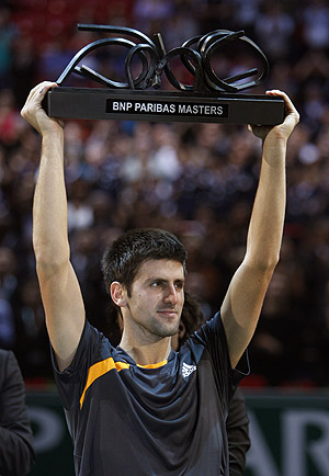 Novack Djokovic posa con el trofeo que le acredita como vencedor del Pars-Bercy. (Foto: AP)