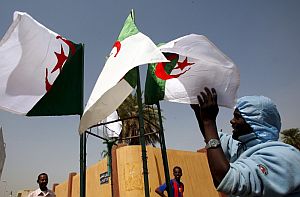 Un vendedor, con banderas argelinas en Sudn. (EFE)