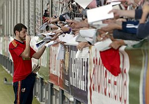 Casillas firma autgrafos tras un entrenamiento de la seleccin. (Foto: EFE)