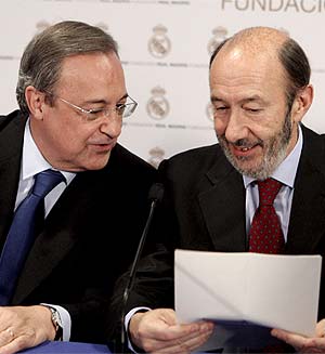 Rubalcaba y Florentino, en la firma del convenio sobre instituciones penitenciarias. (Foto: EFE)