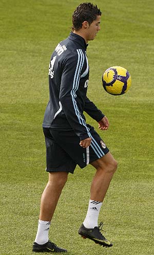 Cristiano Ronaldo, durante un entrenamiento en Valdebebas. (Foto: EFE)