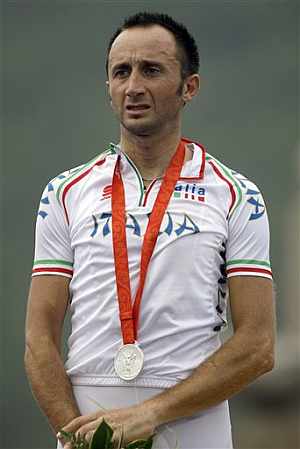 Davide Rebellin, en el podio de Pekn 2008. (AP)