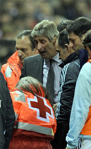 Pellegrini, atendido por los servicios mdicos en el Caldern. (Foto: AFP)