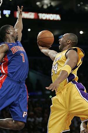 Kobe Bryant penetra a canasta ante Ben Gordon. | AP