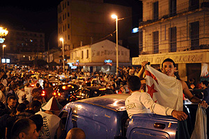 Un nio muestra la bandera argelina durante las celebraciones