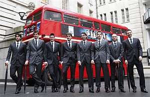 Los ocho maestros posando en Londres. (Foto: AP)