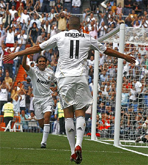 Karim Benzema celebra un gol en el Bernabeu (Foto: Efe)