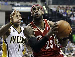 LeBron James (drcha.) entra a canasta ante Jones de Indiana Pacers. (FOTO: AP)