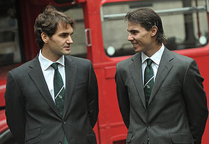 Federer (izq.) y Nadal charlan durante uno de los actos previos al inicio de la Copa Masters. AFP
