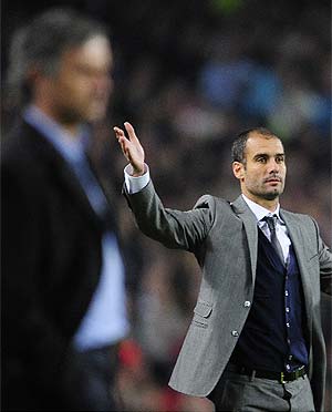 Guardiola da rdenes ante Mourinho. (Foto: AP)