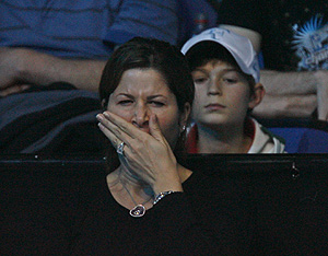 Mirka Vavrinec bosteza durante un partido de Federer en la Copa Masters. (AFP)