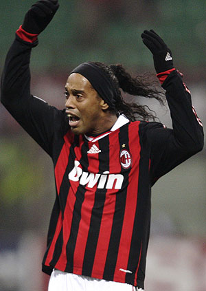 Ronaldinho en un partido con el Milan. (Foto: EFE)