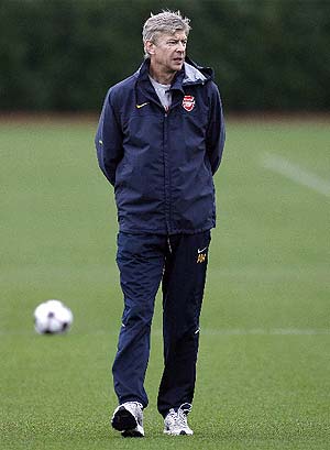 Wenger dirige un entrenamiento del Arsenal en London Colney. (Foto: AFP)