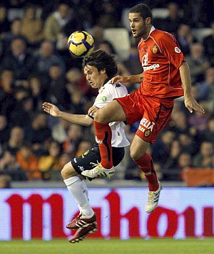 Silva salta con Mario Surez minutos antes de su lesin. (EFE)