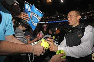 Nikolay Davydenko firma autgrafos tras ganar al Masters. (AFP)