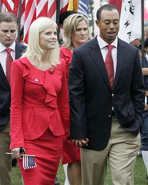Tiger Woods, junto a su esposa Elin. (Foto: AP)