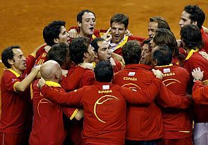 El equipo espaol celebra su victoria en la Davis. (Foto: EFE)