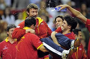 Ferrero, en brazos de sus compaeros tras la final. (Foto: AP)