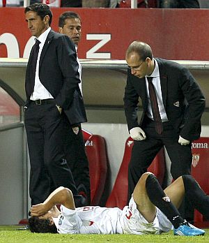 Jimnez observa el partido mientras Perotti es atendido. (Foto: EFE)