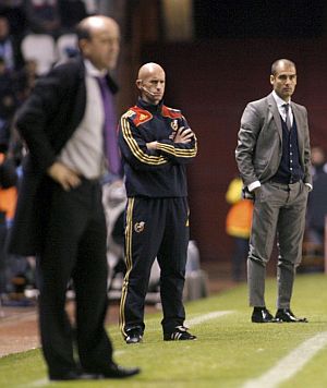 Los entrenadores del Deportivo y el Barcelona, con el cuarto rbitro entre ellos. (EFE)