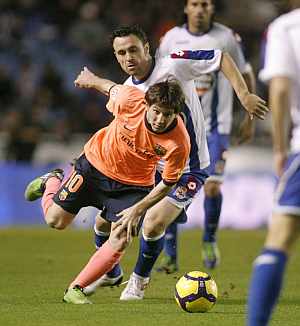 Leo Messi elude a Sergio. (EFE)