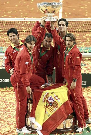 El equipo español de Copa Davis, con la Ensaladera recién conquistada. (Foto: EFE)