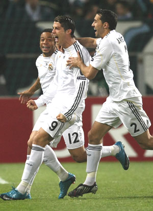 Cristiano celebra un gol con Arbeloa y Marcelo. (Foto: AP)